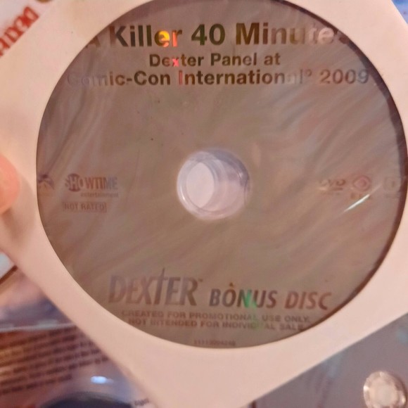 Dexter Seasons 1-3 DVDs and Bonus Disc Dexter Panel from Comic-Con - Picture 2 of 11